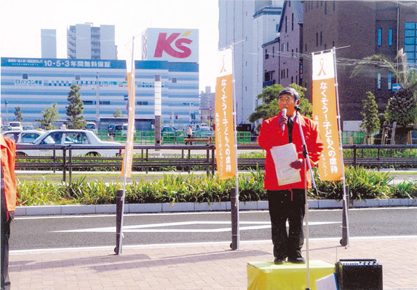 街頭でのキャンペーン活動で市民に訴える田村さん
