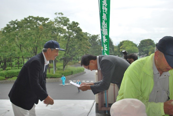 福祉に役立ててと参加費を松本市の野村担当課長に贈呈する大井会長。