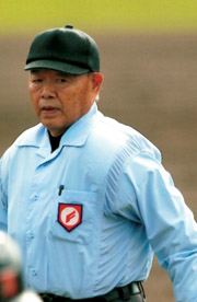野球大会で審判する小崎充義さん